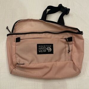 Mountain Hardwear Roadside Belt Bag in Light Pink